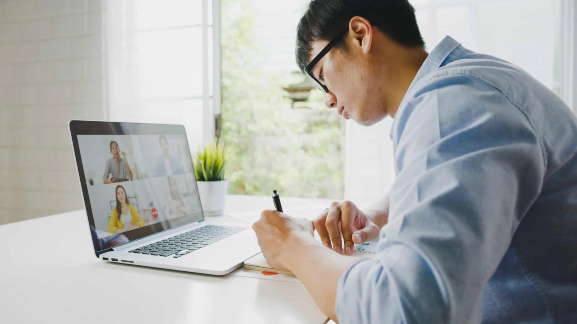 Analyse de données financières sur ordinateur