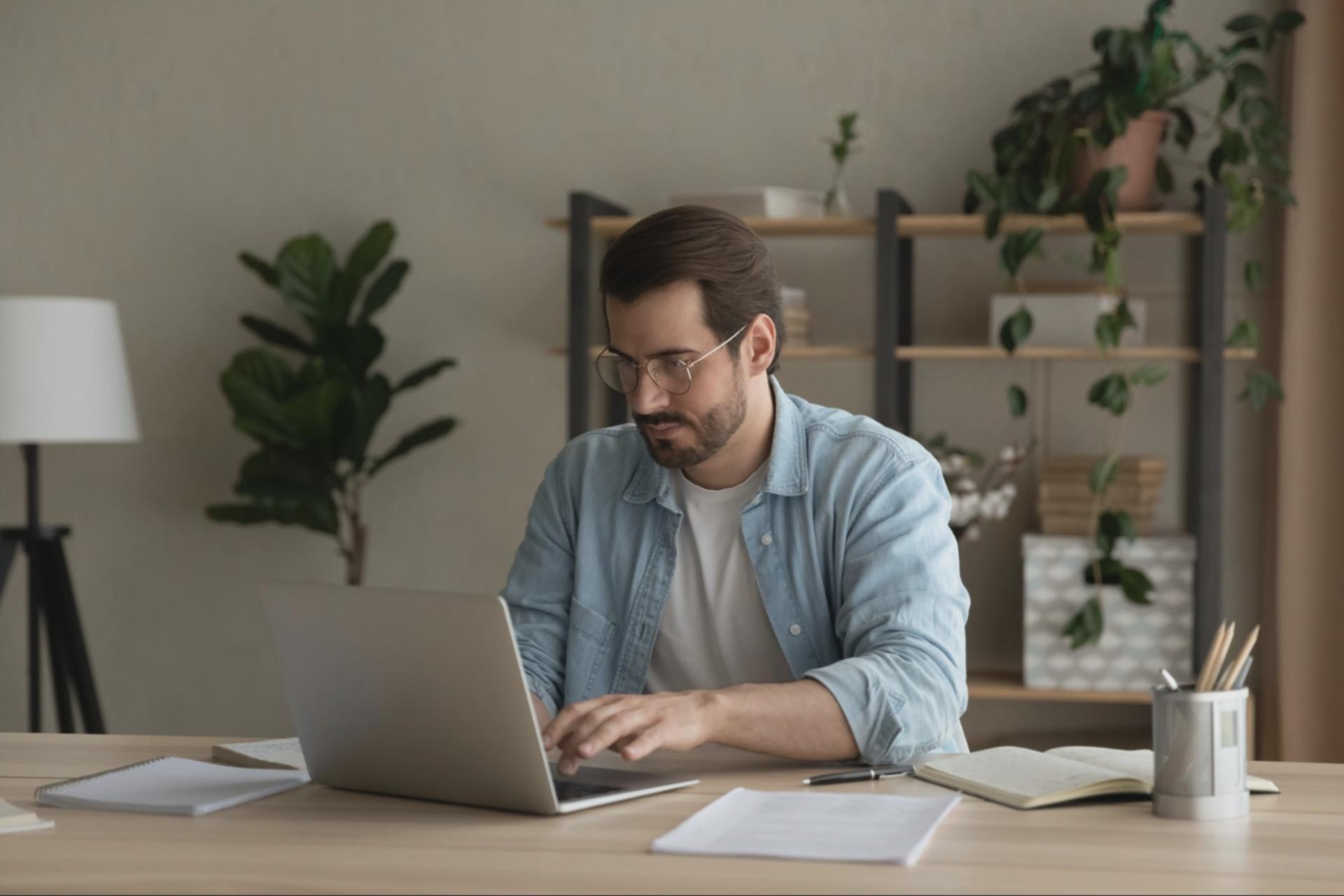 Espace de travail collaboratif où se développent les stratégies de mesure de progression financière adaptées aux besoins individuels